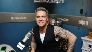 Robbie Williams Reveals Tourette Syndrome Diagnosis